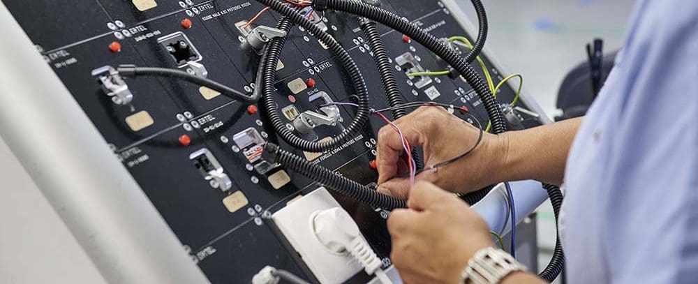 STI GENLIS - Banc de test automatique de faisceau électrique avec contrôle électrique et contrôle mécanique des contacts STI GENLIS - Banc de test automatique de faisceau électrique avec contrôle électrique et contrôle mécanique des contacts