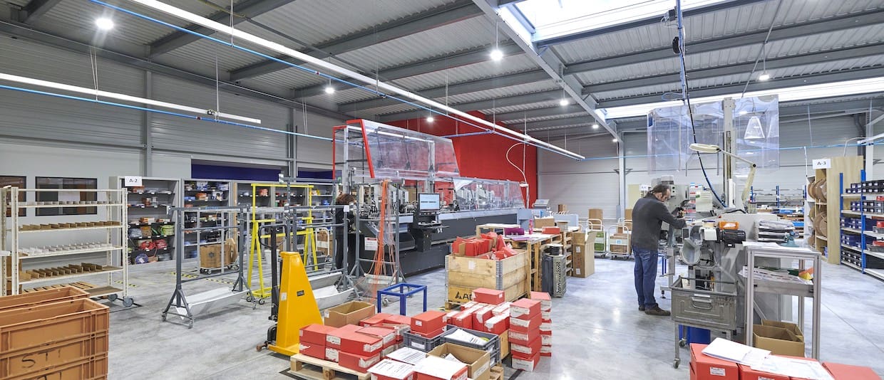 STI-GENLIS Ilot de robots automatique de coupe, sertissage, marquage
